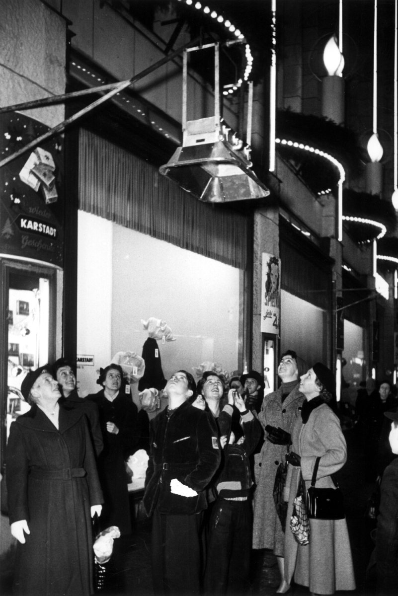 Návštěvníci vánočního trhu v Kolíně nad Rýnem obdivují infrazářiče Schwank, 60. léta 20. století.