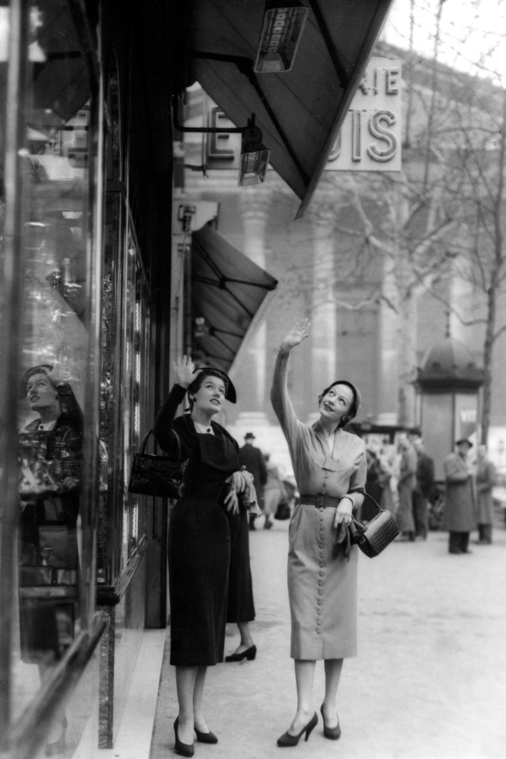 Dvě dámy stojící pod infrazářičem Schwank na ulici Tronchet v Paříži v roce 1948.